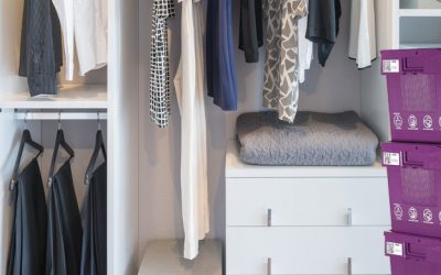 Je kledingkast opruimen: tips en ideeën voor een opgeruimde en strakke kledingkast